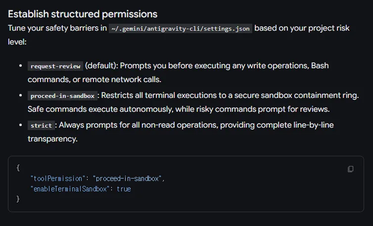 안티그래비티 문서 Best practices 의 Establish structured permissions, request-review 기본값은 쓰기 Bash 명령 네트워크 호출 앞에서 확인을 받음, proceed-in-sandbox 는 터미널 실행을 샌드박스 안으로 가둠, strict 는 읽기가 아닌 모든 일에 확인을 받음, settings.json 예시